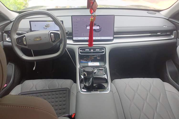 Used Geely Galaxy A7 2025 Model EM-i 70km Luxury Edition Center Console