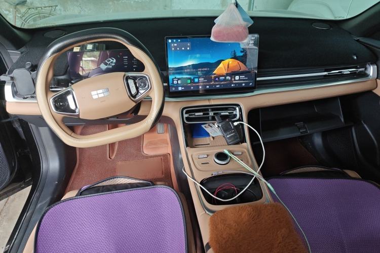 Used Geely Galaxy A7 2025 Model EM-i 70km Luxury Edition Center Console
