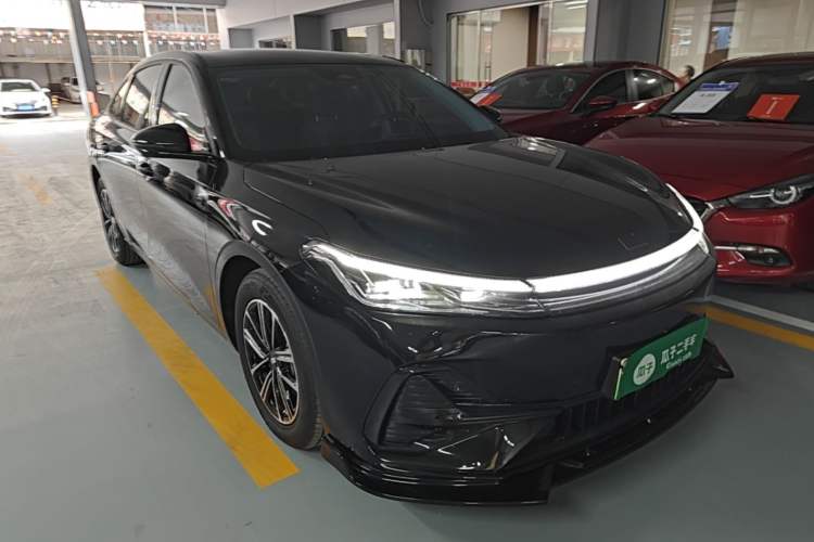 Used Geely Galaxy A7 2025 Model EM-i 70km Luxury Edition Front Right 45 Deg