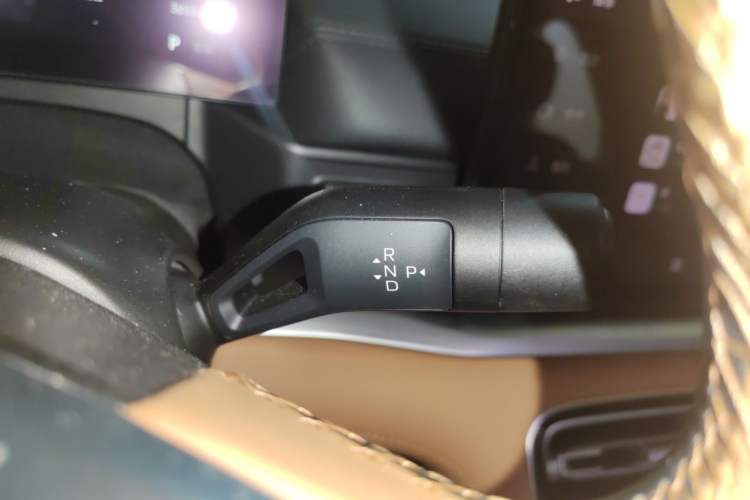 Used Geely Galaxy A7 2025 Model EM-i 150km Prestige Edition Gear Lever
