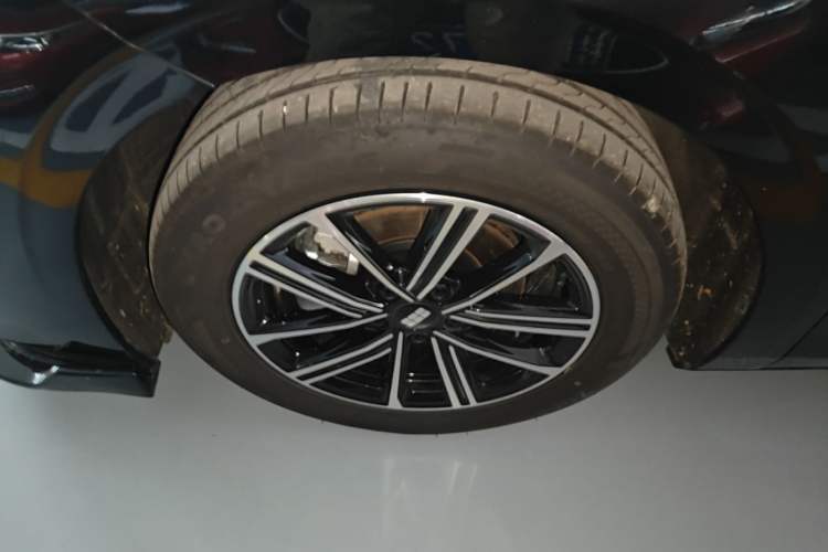 Used Geely Galaxy A7 2025 Model EM-i 70km Luxury Edition Left Front Wheel Hub