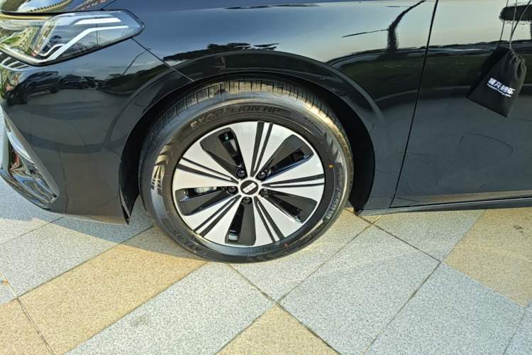 Used Geely Galaxy A7 2025 Model EM-i 150km Prestige Edition Left Front Wheel Hub