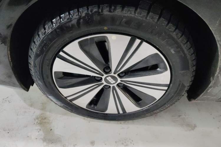 Used Geely Galaxy A7 2025 Model EM-i 150km Prestige Edition Left Front Wheel Hub