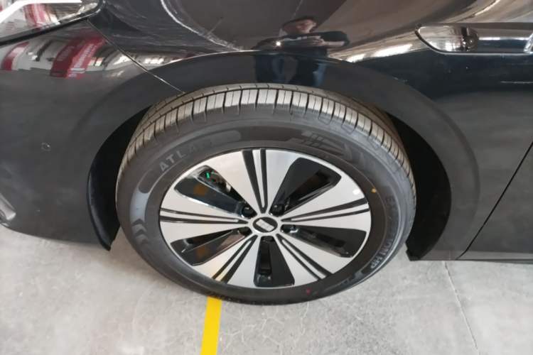 Used Geely Galaxy A7 2025 Model EM-i 150km Exploration+ Edition Left Front Wheel Hub