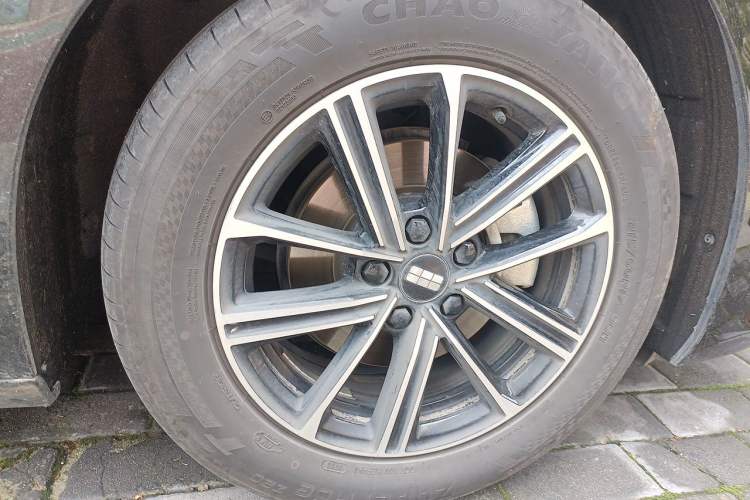 Used Geely Galaxy A7 2025 Model EM-i 70km Luxury Edition Right Front Wheel Hub
