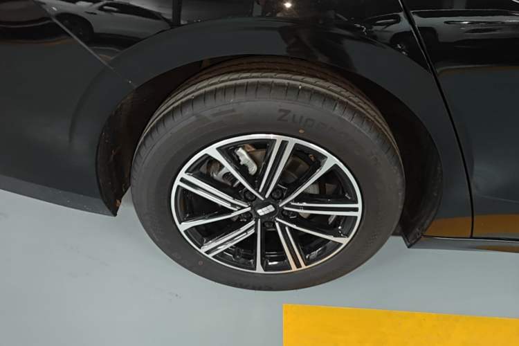 Used Geely Galaxy A7 2025 Model EM-i 70km Luxury Edition Right Rear Wheel Hub