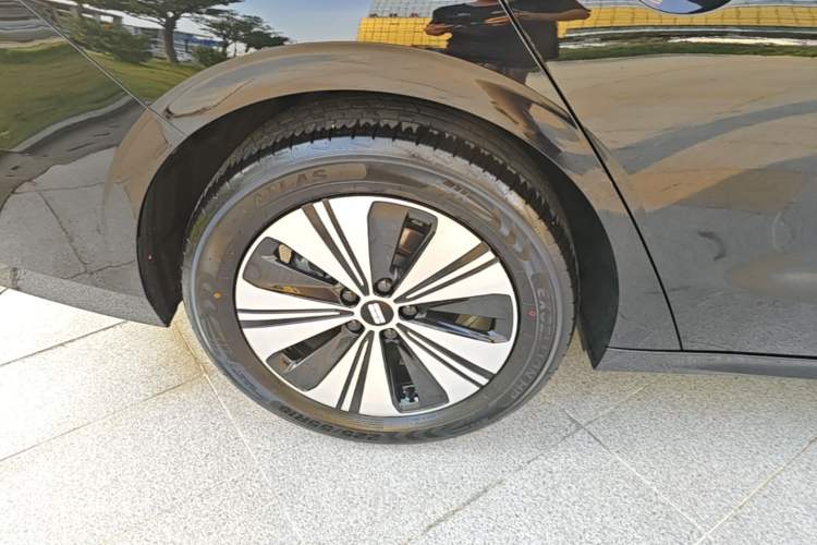 Used Geely Galaxy A7 2025 Model EM-i 150km Prestige Edition Right Rear Wheel Hub