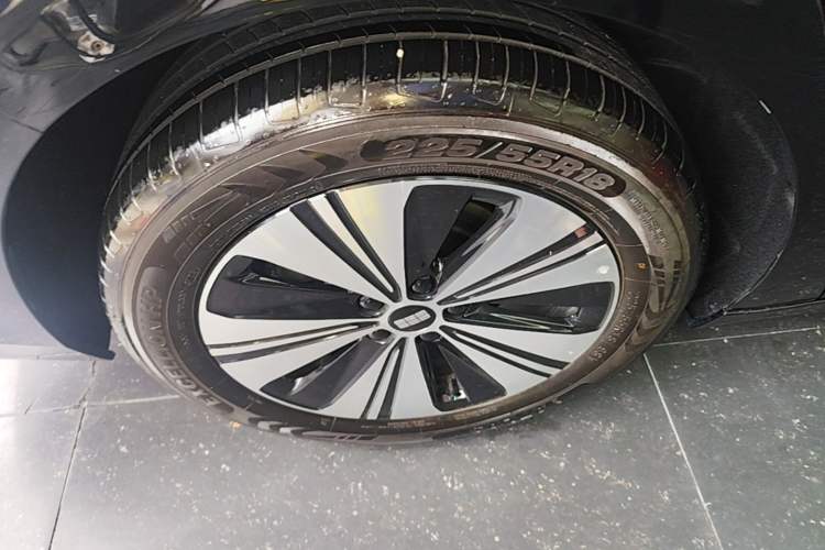 Used Geely Galaxy A7 2025 Model EM-i 150km Prestige Edition Right Rear Wheel Hub