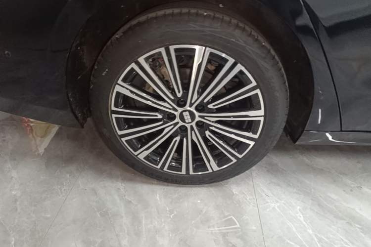 Used Geely Galaxy A7 2025 Model EM-i 150km Starship Edition Right Rear Wheel Hub