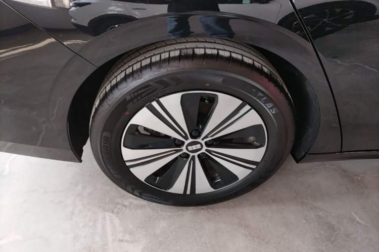 Used Geely Galaxy A7 2025 Model EM-i 150km Exploration+ Edition Right Rear Wheel Hub