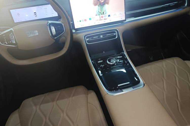 Used Geely Galaxy A7 2025 Model EM-i 150km Starship Edition Audio And AC Panel