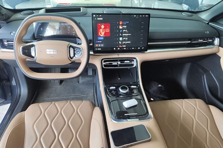 Used Geely Galaxy A7 2025 Model EM-i 150km Starship Edition Center Console