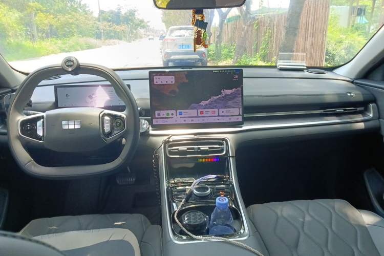 Used Geely Galaxy A7 2025 Model EM-i 70km Luxury Edition Center Console