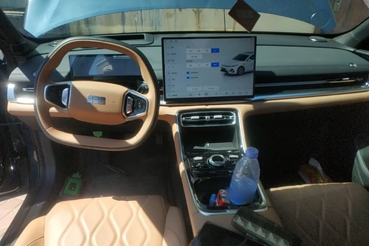 Used Geely Galaxy A7 2025 Model EM-i 150km Starship Edition Center Console