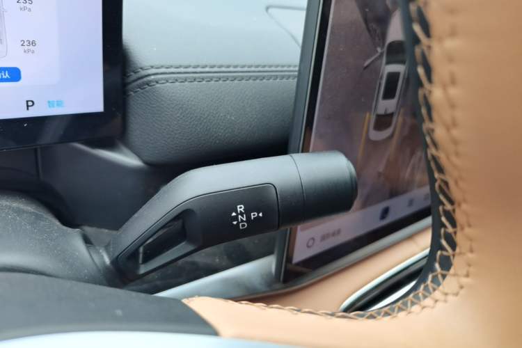 Used Geely Galaxy A7 2025 Model EM-i 150km Starship Edition Gear Lever