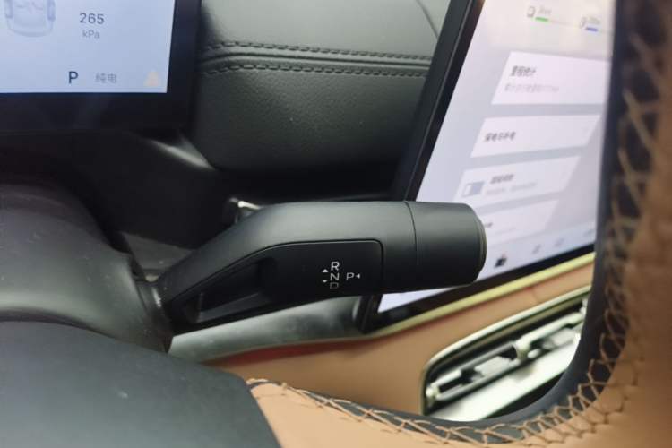 Used Geely Galaxy A7 2025 Model EM-i 150km Starship Edition Gear Lever