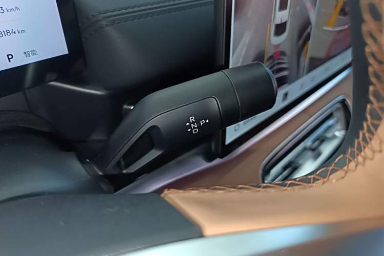 Used Geely Galaxy A7 2025 Model EM-i 150km Starship Edition Gear Lever