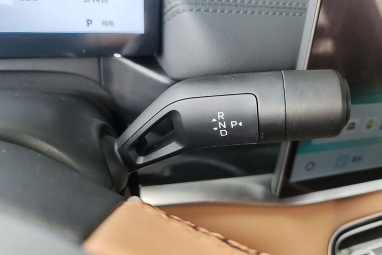 Used Geely Galaxy A7 2025 Model EM-i 150km Starship Edition Gear Lever