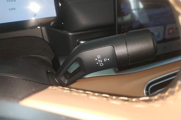 Used Geely Galaxy A7 2025 Model EM-i 150km Long-Distance Edition Gear Lever