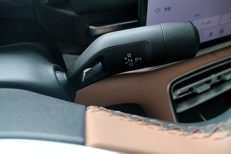 Used Geely Galaxy A7 2025 Model EM-i 150km Starship Edition Gear Lever
