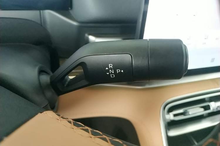 Used Geely Galaxy A7 2025 Model EM-i 150km Starship Edition Gear Lever