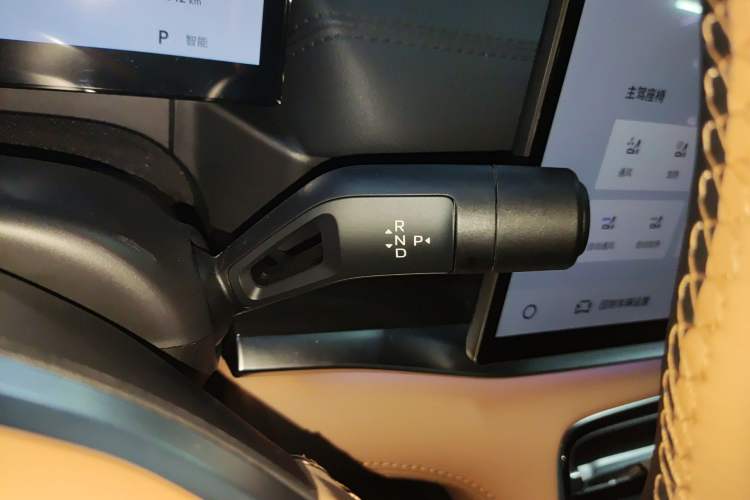 Used Geely Galaxy A7 2025 Model EM-i 150km Starship Edition Gear Lever