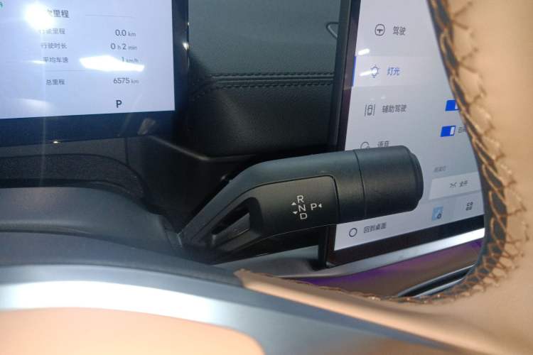 Used Geely Galaxy A7 2025 Model EM-i 150km Starship Edition Gear Lever