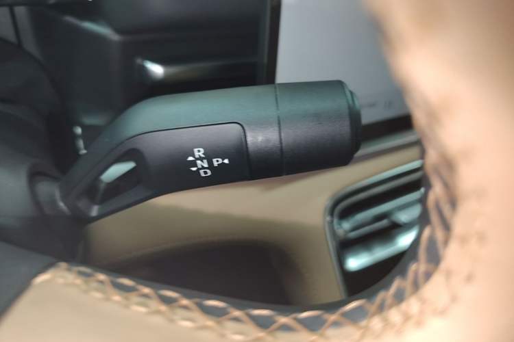Used Geely Galaxy A7 2025 Model EM-i 150km Starship Edition Gear Lever