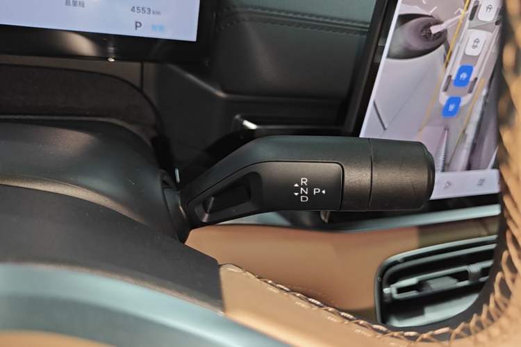 Used Geely Galaxy A7 2025 Model EM-i 150km Starship Edition Gear Lever
