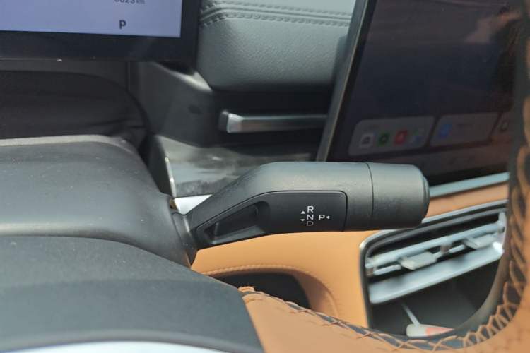 Used Geely Galaxy A7 2025 Model EM-i 150km Starship Edition Gear Lever