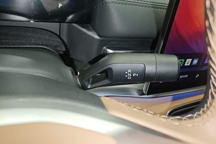 Used Geely Galaxy A7 2025 Model EM-i 150km Starship Edition Gear Lever