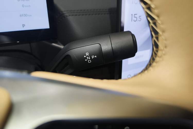 Used Geely Galaxy A7 2025 Model EM-i 150km Starship Edition Gear Lever