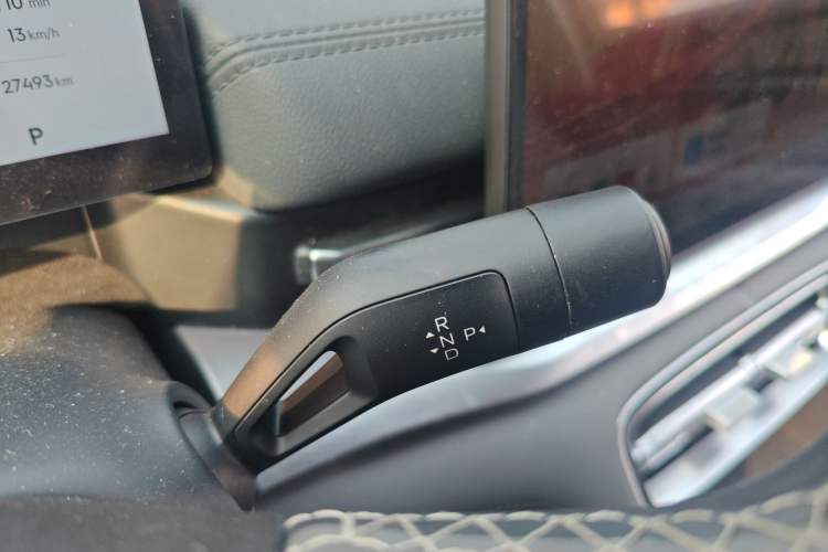 Used Geely Galaxy A7 2025 Model EM-i 70km Luxury Edition Gear Lever