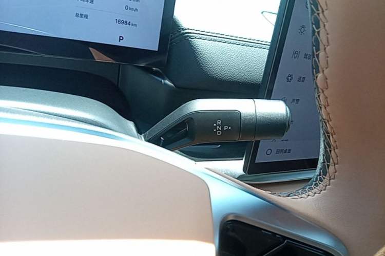 Used Geely Galaxy A7 2025 Model EM-i 150km Starship Edition Gear Lever