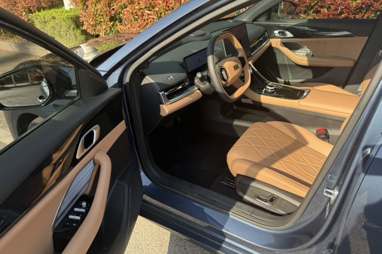 Used Geely Galaxy A7 2025 Model EM-i 150km Starship Edition Interior 4