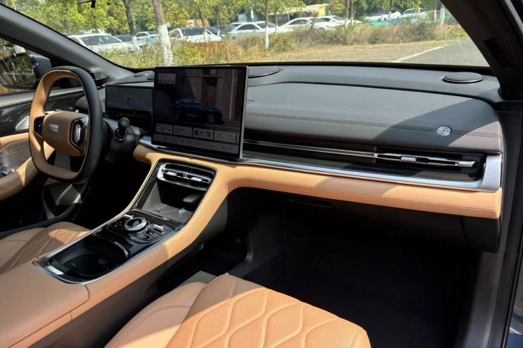 Used Geely Galaxy A7 2025 Model EM-i 150km Starship Edition Interior 5
