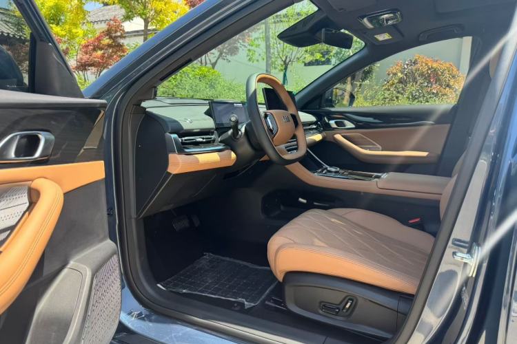 Used Geely Galaxy A7 2025 Model EM-i 150km Starship Edition Interior 6