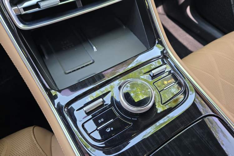 Used Geely Galaxy A7 2025 Model EM-i 150km Starship Edition Interior 6