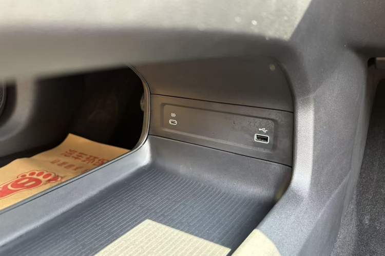 Used Geely Galaxy A7 2025 Model EM-i 150km Starship Edition Interior 7