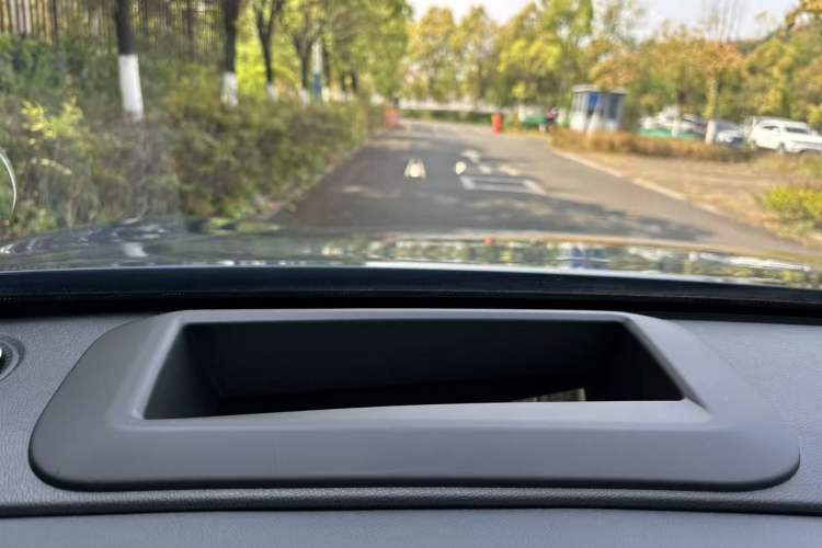 Used Geely Galaxy A7 2025 Model EM-i 150km Starship Edition Interior 9