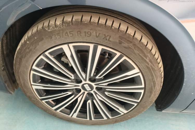 Used Geely Galaxy A7 2025 Model EM-i 150km Starship Edition Left Front Wheel Hub