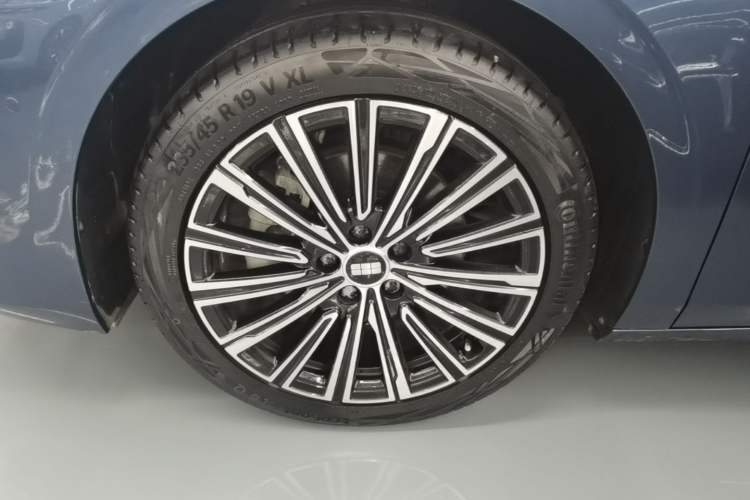 Used Geely Galaxy A7 2025 Model EM-i 150km Starship Edition Left Front Wheel Hub