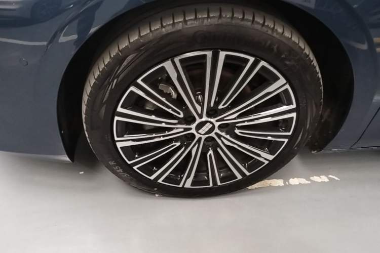 Used Geely Galaxy A7 2025 Model EM-i 150km Starship Edition Left Front Wheel Hub