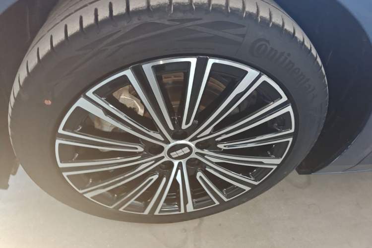 Used Geely Galaxy A7 2025 Model EM-i 150km Starship Edition Left Front Wheel Hub