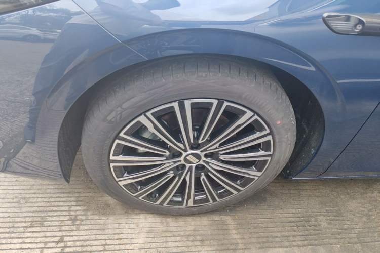 Used Geely Galaxy A7 2025 Model EM-i 150km Starship Edition Left Front Wheel Hub