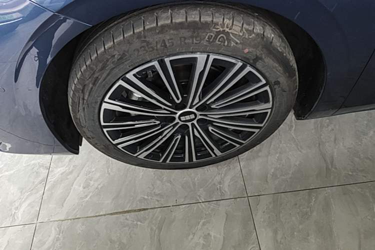 Used Geely Galaxy A7 2025 Model EM-i 150km Starship Edition Left Front Wheel Hub