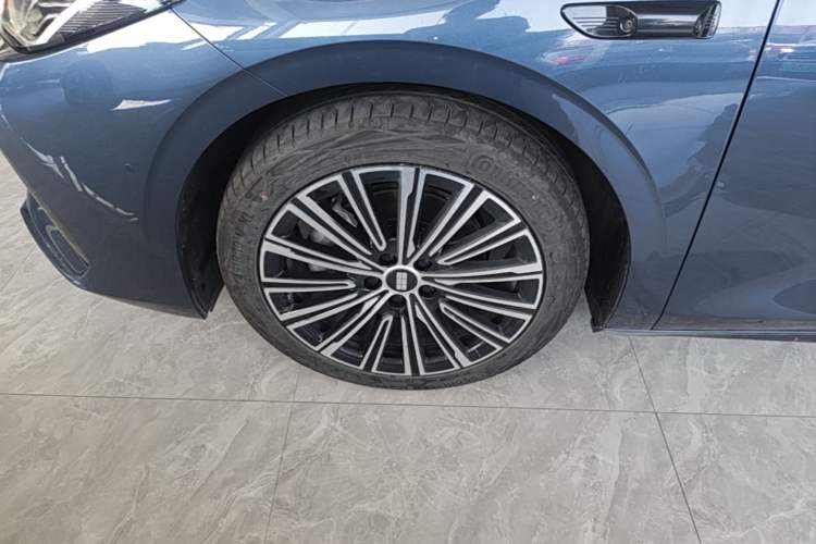 Used Geely Galaxy A7 2025 Model EM-i 150km Starship Edition Left Front Wheel Hub