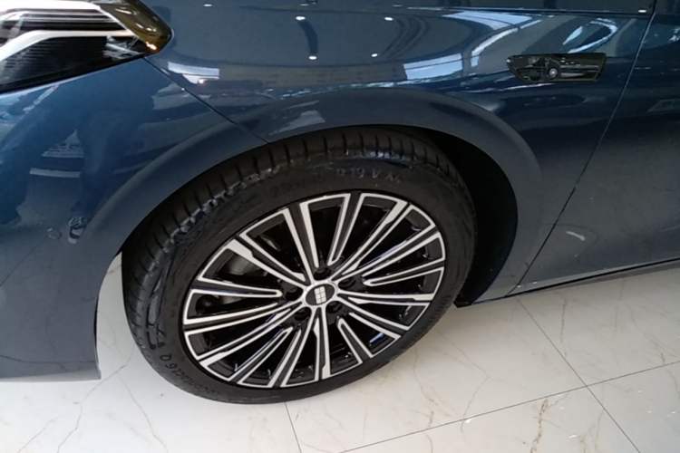 Used Geely Galaxy A7 2025 Model EM-i 150km Starship Edition Left Front Wheel Hub