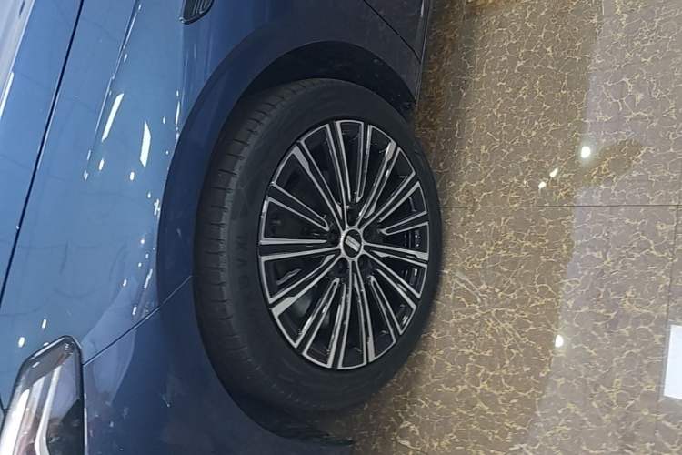 Used Geely Galaxy A7 2025 Model EM-i 150km Starship Edition Left Front Wheel Hub