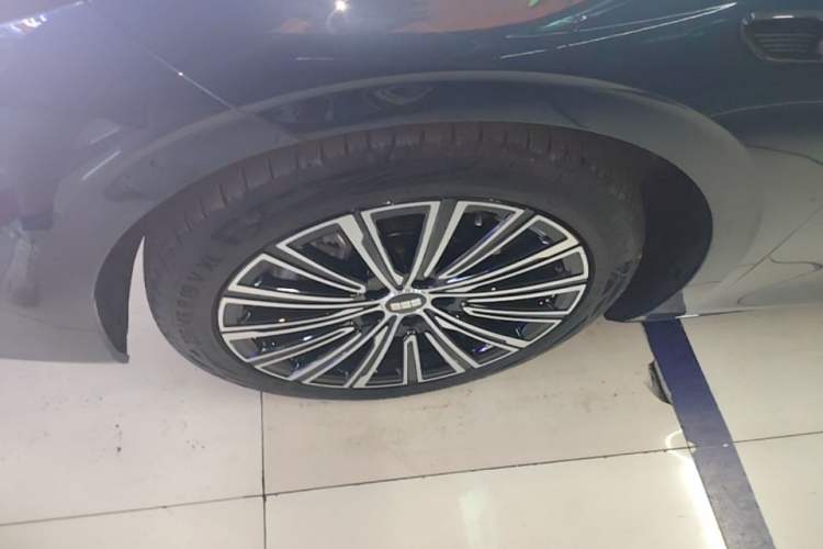 Used Geely Galaxy A7 2025 Model EM-i 150km Starship Edition Left Front Wheel Hub
